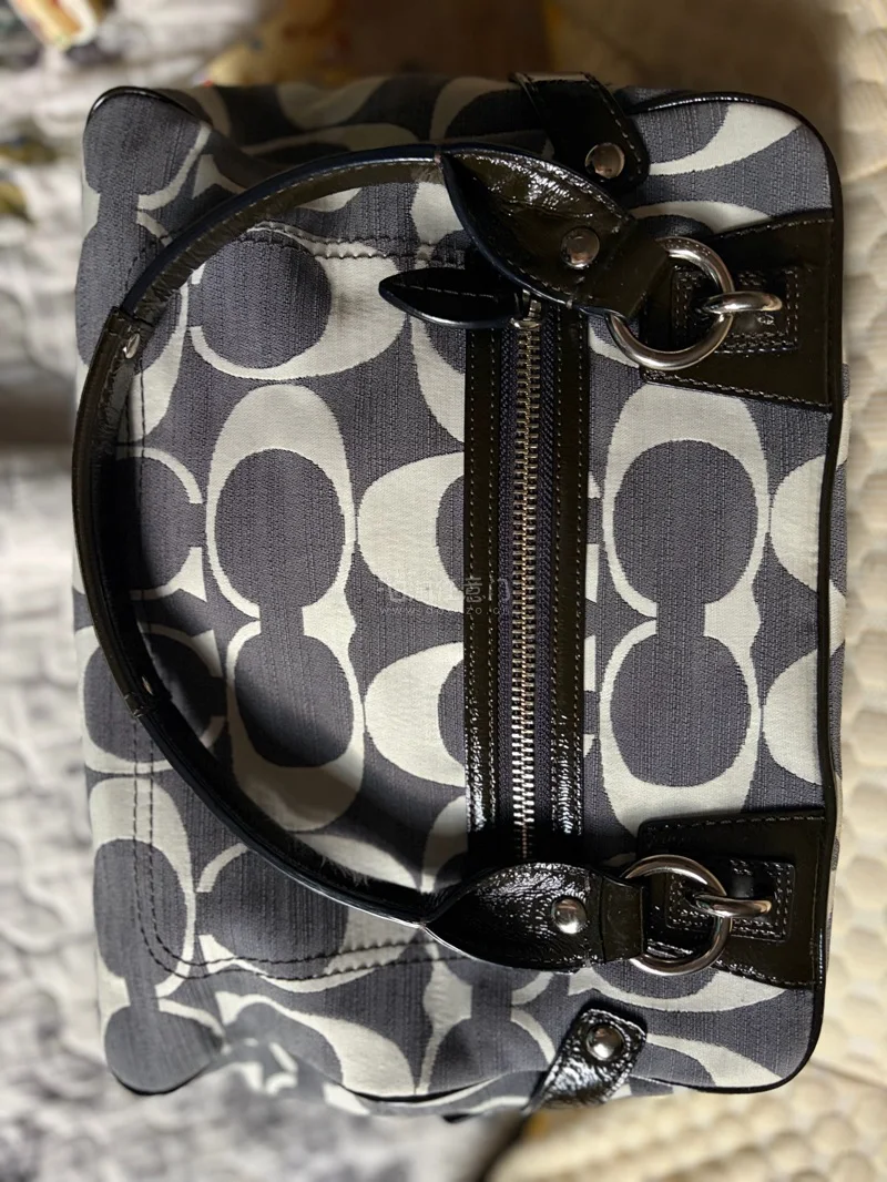 
这款蔻驰牛仔包是近期最惊喜的百搭单品，整体质感远超预期。水洗牛仔面料细腻柔软，做旧工艺自带复古松弛感，颜色高级耐看，搭配金色五金精致不浮夸，细节做工扎实，走线工整，包型挺括不易软塌。

自重很轻，长时间肩背、斜挎都无负担，日常通勤、逛街都合适。容量实用，手机、口红...
这款蔻驰牛仔包是近期最惊喜的百搭单品，整体质感远超预期。水洗牛仔面料细腻柔软，做旧工艺自带复古松弛感，颜色高级耐看，搭配金色五金精致不浮夸，细节做工扎实，走线工整，包型挺括不易软塌。

自重很轻，长时间肩背、斜挎都无负担，日常通勤、逛街