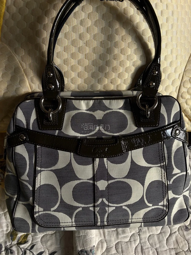 
这款蔻驰牛仔包是近期最惊喜的百搭单品，整体质感远超预期。水洗牛仔面料细腻柔软，做旧工艺自带复古松弛感，颜色高级耐看，搭配金色五金精致不浮夸，细节做工扎实，走线工整，包型挺括不易软塌。

自重很轻，长时间肩背、斜挎都无负担，日常通勤、逛街都合适。容量实用，手机、口红...
这款蔻驰牛仔包是近期最惊喜的百搭单品，整体质感远超预期。水洗牛仔面料细腻柔软，做旧工艺自带复古松弛感，颜色高级耐看，搭配金色五金精致不浮夸，细节做工扎实，走线工整，包型挺括不易软塌。

自重很轻，长时间肩背、斜挎都无负担，日常通勤、逛街