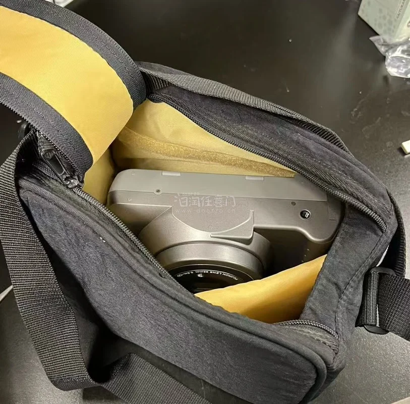 以为没电池，没想到还带了两颗电池，还好要求了电池内置，拿到手赶紧把电池抠出来了，机子里面还有三张照片，但是不小心开了后盖全出来了。但是机子很新，基本没有使用痕迹，可以正常使用，还附带一个小相机包。