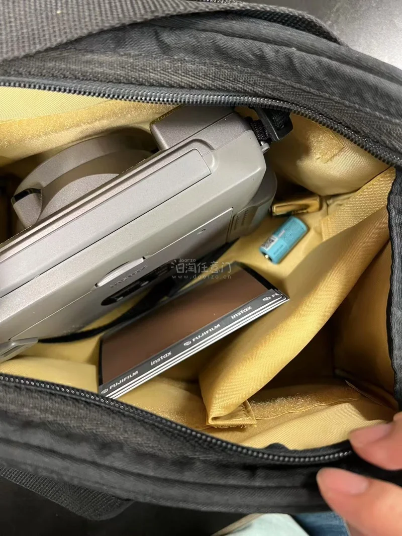 以为没电池，没想到还带了两颗电池，还好要求了电池内置，拿到手赶紧把电池抠出来了，机子里面还有三张照片，但是不小心开了后盖全出来了。但是机子很新，基本没有使用痕迹，可以正常使用，还附带一个小相机包。