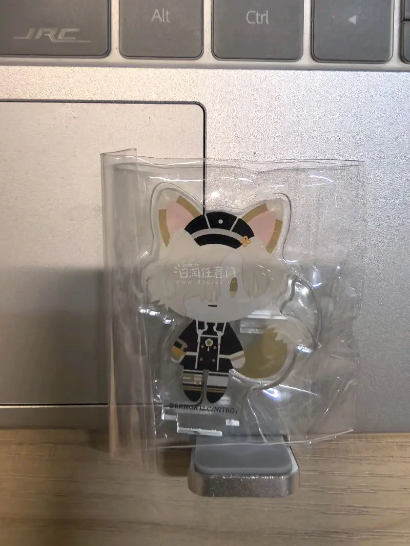 谁懂啊！终于收到这个超可爱的刀狐立牌啦? 实物比图片还要萌一百倍！亚克力质感超棒，印刷清晰没有溢色，细节做得特别精致，软乎乎的造型真的戳中我的心巴！包装也很严实，完全没有磕碰损坏，拆箱的时候幸福感直接拉满！已经美美摆在书桌上当装饰啦，每次看到都心情超好，真的太喜欢了...