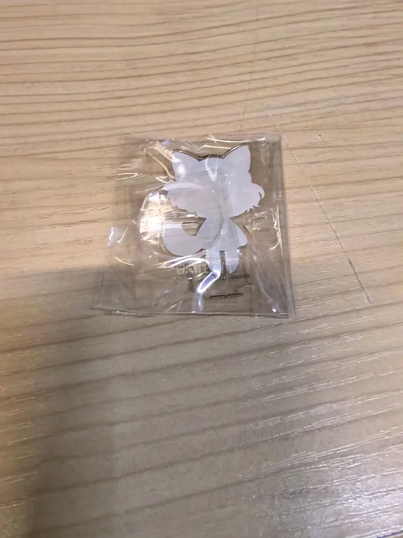 谁懂啊！终于收到这个超可爱的刀狐立牌啦? 实物比图片还要萌一百倍！亚克力质感超棒，印刷清晰没有溢色，细节做得特别精致，软乎乎的造型真的戳中我的心巴！包装也很严实，完全没有磕碰损坏，拆箱的时候幸福感直接拉满！已经美美摆在书桌上当装饰啦，每次看到都心情超好，真的太喜欢了...