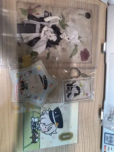 谁懂啊！五虎退的谷子也太治愈了吧? 一整套收到直接幸福感拉满！
透卡质感超绝，印刷清晰色彩饱满，古风造型温柔到心巴上；钥匙扣小巧精致，亚克力厚实通透，挂包超合适；还有超萌的贴纸和小卡，每一款都软乎乎的，细节拉满！
包装特别严实，收到完全没有瑕疵，拆箱全程都是快乐！已...