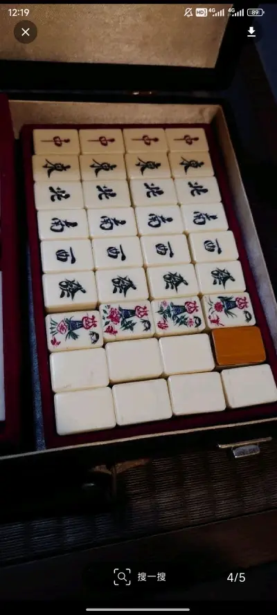 必须给这副麻将一个大大的好评！从下单到收货很快，打开没有异味。牌面平整光滑，叠牌稳当不倒塌。平时周末约上三五好友打几圈，娱乐解压刚刚好。客服也很耐心，作为新手第一次买麻将，体验非常愉快。