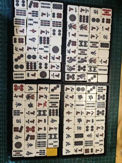 太喜欢这副麻将的配色了！黄背白面经典耐看，字体雕刻清晰立体，摸牌完全不用低头看。配的骰子也很精致，数字清楚不掉色。收纳箱结实且容量刚好，每张牌都有自己的位置。这个价格能买到这样的工艺，真心划算。