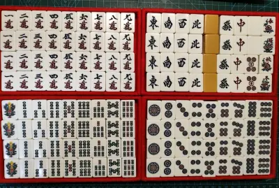 这副麻将自带小巧手提箱，尺寸刚好能放进背包里，周末带去朋友家或者露营都很方便。箱子内部隔板设计合理，每张牌卡得稳稳的，路上不会乱晃。牌本身轻便但不飘，打起来有分量感。已经跟着我转战三个聚会了，强烈推荐给经常组局的人。