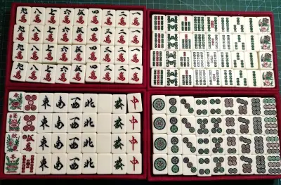 家有熊孩子总是乱扔东西，之前买过几副牌都被摔裂了。这副麻将牌真的抗造！从桌上掉下去好几次，边角完好无损，牌面也没有划痕。材质很有韧性，用力掰也不会变形。性价比超高，特别适合有小孩或者经常带牌出门玩的家庭，省心！