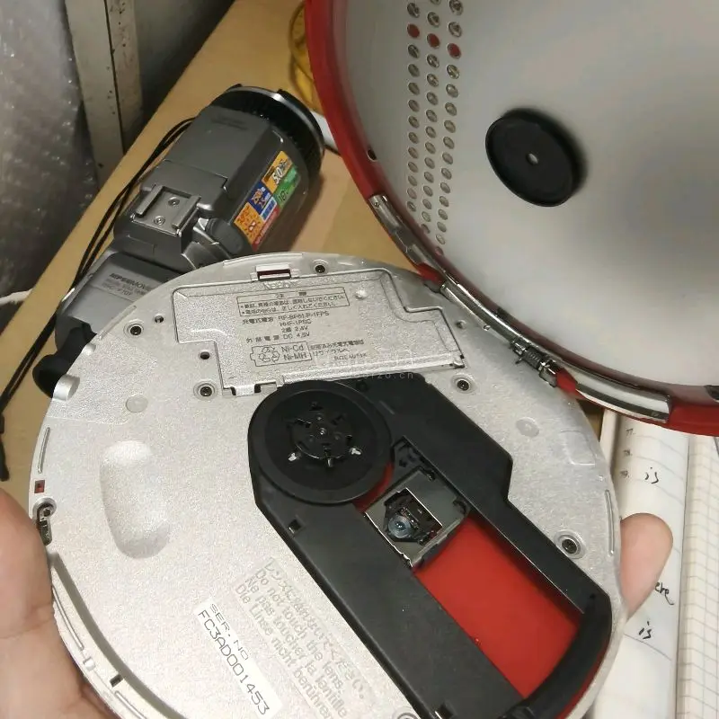 这次在挖煤姬淘到的宝贝太惊喜了！顺利到手索尼DSC-F707 CCD相机、日系CD机，还有艾薇儿《Smile》单曲CD。
 
老相机金属机身有质感，蔡司镜头+红外拍摄功能超有复古氛围；CD机读盘顺畅，搭配碟片听怀旧旋律超有仪式感。包装加固到位，漂洋过海完好无损。
 ...