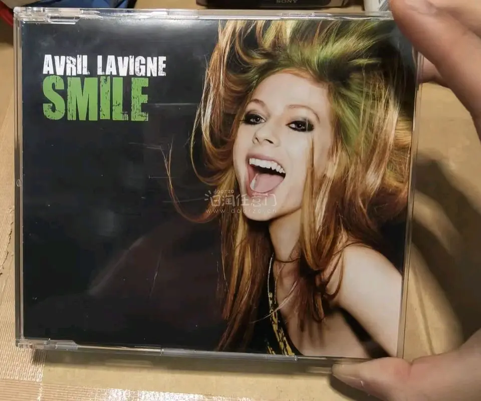 这次在挖煤姬淘到的宝贝太惊喜了！顺利到手索尼DSC-F707 CCD相机、日系CD机，还有艾薇儿《Smile》单曲CD。
 
老相机金属机身有质感，蔡司镜头+红外拍摄功能超有复古氛围；CD机读盘顺畅，搭配碟片听怀旧旋律超有仪式感。包装加固到位，漂洋过海完好无损。
 ...