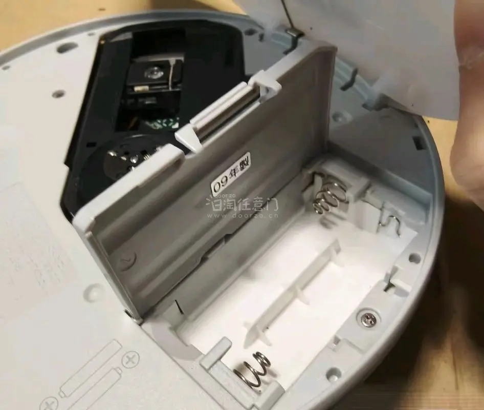 这次在挖煤姬淘到的宝贝太惊喜了！顺利到手索尼DSC-F707 CCD相机、日系CD机，还有艾薇儿《Smile》单曲CD。
 
老相机金属机身有质感，蔡司镜头+红外拍摄功能超有复古氛围；CD机读盘顺畅，搭配碟片听怀旧旋律超有仪式感。包装加固到位，漂洋过海完好无损。
 ...