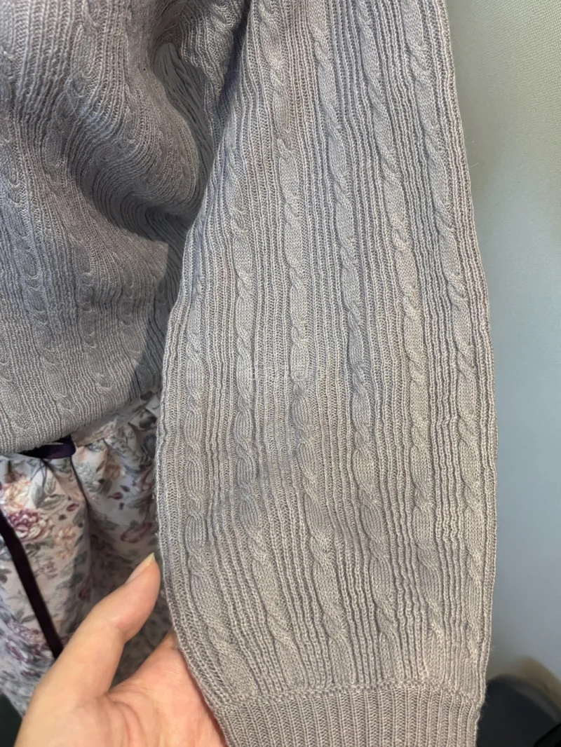 买到三件很美的axes的衣服 捡到宝了 颜色和版型都十分满意 还比国内便宜 物流选的竹蜻蜓 到货很快 简直爽买