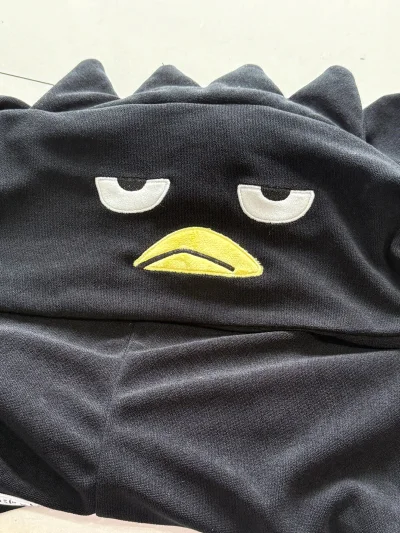 这次入手的酷企鹅联名周边真的太满足了！从ano联名发圈、WEGO联名发带到酷企鹅运动服，每一件都戳中喜好。卖家发货快、包装严实，商品状态完好，整个购物体验超顺畅，已经迫不及待上身搭配啦！