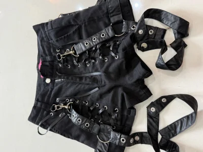 这次入手的Amilige哥特风绑带短裤真的太绝了！重工绑带设计超有个性，朋克感拉满，面料质感在线，做工精致，五金配件牢固。mercari卖家发货速度快，包装严实，商品状态完好，细节和实拍图完全一致，购物体验超棒。