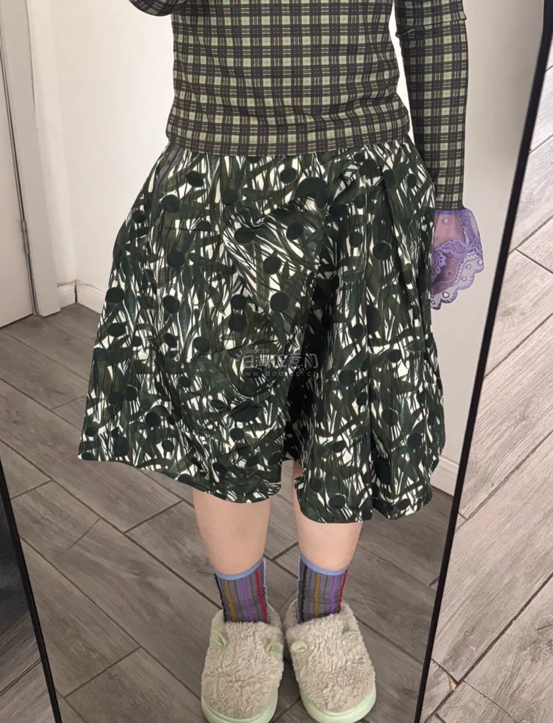 竹子图案的裙子保存得很好，面料轻薄，尺码也合适。非常喜欢这个印花，因为有同样印花的上衣所以又购买了裙子，价格也很实惠，卖家还给了可爱的纸条，非常感谢

和hm联名的这个也很漂亮，金光闪闪的，而且价格超级便宜，谢谢！