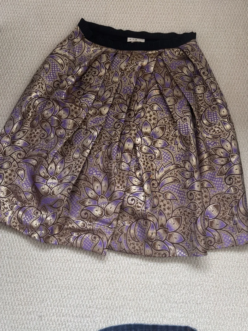 竹子图案的裙子保存得很好，面料轻薄，尺码也合适。非常喜欢这个印花，因为有同样印花的上衣所以又购买了裙子，价格也很实惠，卖家还给了可爱的纸条，非常感谢

和hm联名的这个也很漂亮，金光闪闪的，而且价格超级便宜，谢谢！