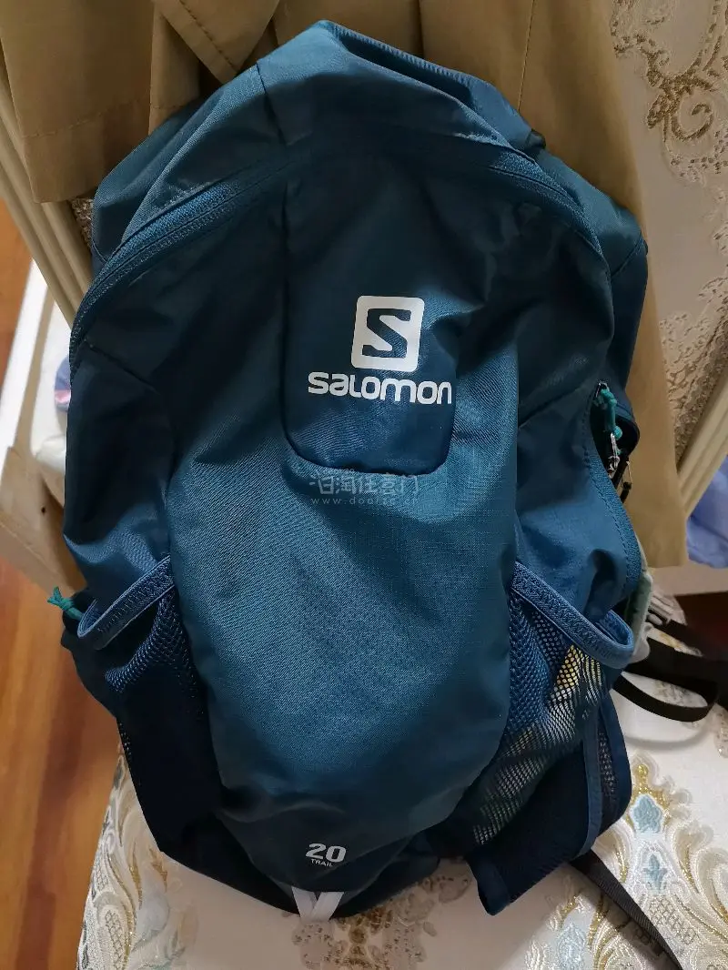 这次用挖煤机买了一个萨洛蒙的20升的双肩包，这包成色还蛮新的，几乎没有使用痕迹，价格也挺合适的。总的来说是一次比较满意的购物体验，以后也多多使用挖煤机吧。