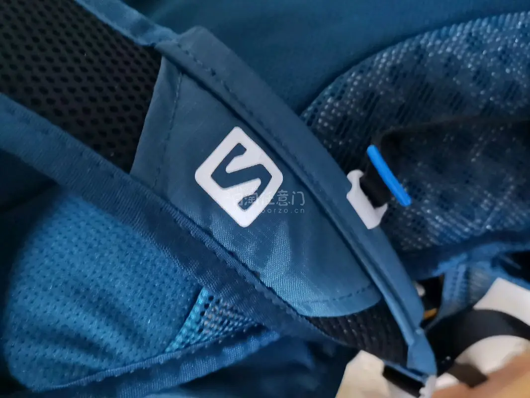 这次用挖煤机买了一个萨洛蒙的20升的双肩包，这包成色还蛮新的，几乎没有使用痕迹，价格也挺合适的。总的来说是一次比较满意的购物体验，以后也多多使用挖煤机吧。