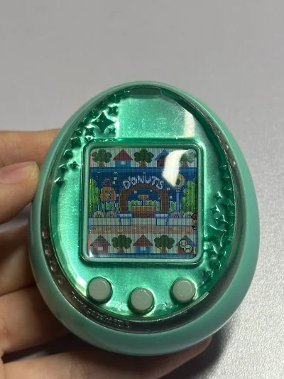 谁懂啊家人们！在挖煤姬蹲了好久，终于收到我的梦中情机——绿色的idl啦～
成色真的超惊喜，几乎全新没划痕，开机不闪屏、按键灵敏、屏幕也超清晰，清新的颜色像夏日里的气泡水！
物流超快，包装裹得严实，收到的时候非常开心。平台很复杂，客服态度好，付款速度快，安全下车没...