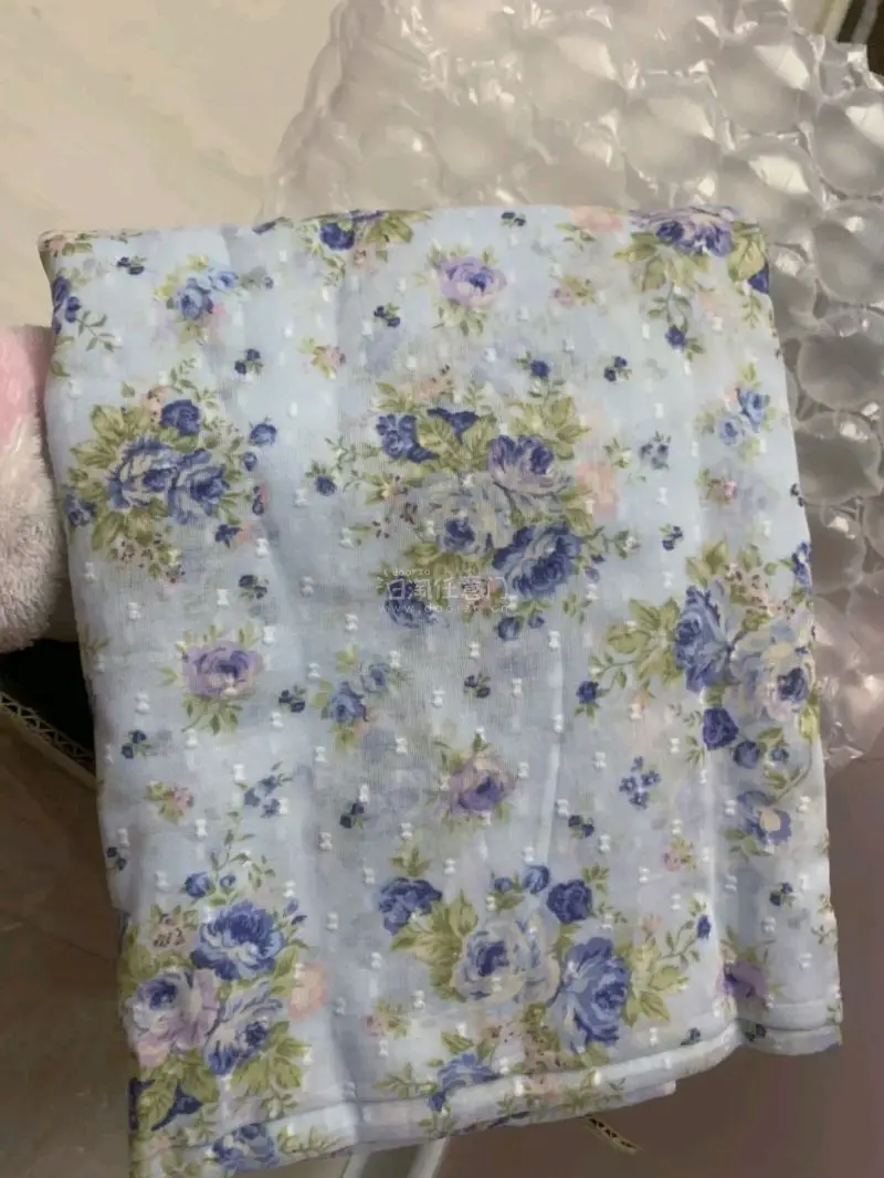 超级好价555～打包的刚刚好 四块布塞满了快递盒，上面还放了厚厚一层充气泡沫，防止拆快递的时候划伤布料!迫不及待要找裁缝做小裙子了!
