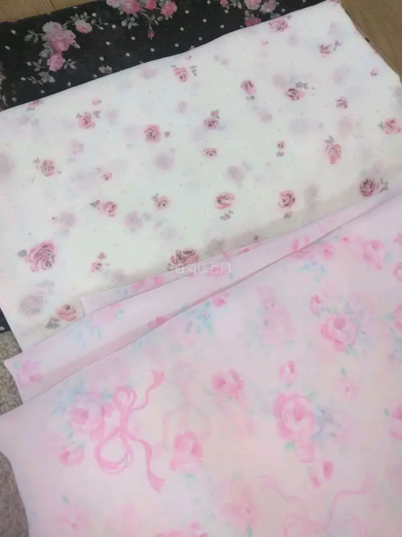 超级好价555～打包的刚刚好 四块布塞满了快递盒，上面还放了厚厚一层充气泡沫，防止拆快递的时候划伤布料!迫不及待要找裁缝做小裙子了!