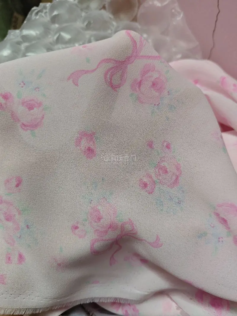 超级好价555～打包的刚刚好 四块布塞满了快递盒，上面还放了厚厚一层充气泡沫，防止拆快递的时候划伤布料!迫不及待要找裁缝做小裙子了!