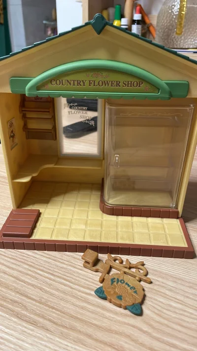 下午又收到了一个包裹，里面都是森家的玩具和公仔，都是老款。花房之前就买过一个，这个看着价格还不错，于是就又收了一个。