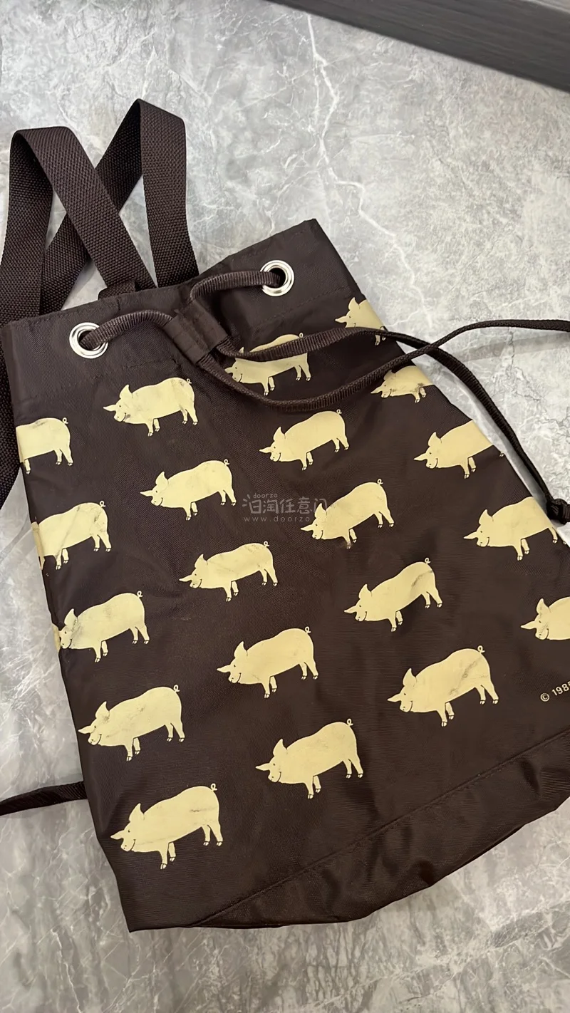 好萌的猪牌包包 真的很喜欢 在挖煤姬淘的最可爱的两个宝宝 很方便的挖煤姬 很好看的包包 我很喜欢很可爱 感谢挖煤姬