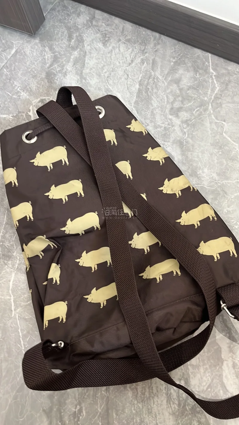 好萌的猪牌包包 真的很喜欢 在挖煤姬淘的最可爱的两个宝宝 很方便的挖煤姬 很好看的包包 我很喜欢很可爱 感谢挖煤姬