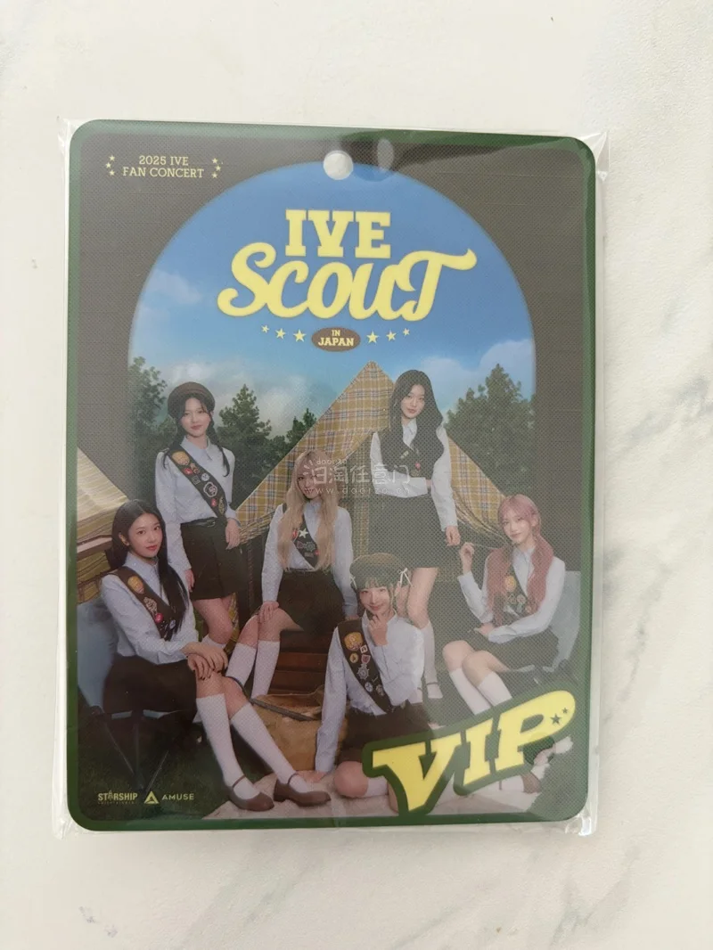 ive芙的fc入场卡一套在煤炉上蹲到的好价，还有一个入场卡套。卖家发的有记录的物流比较安心，到库后直接选择了ems国际物流，时效非常快，7天就到啦～美美放入卡册！