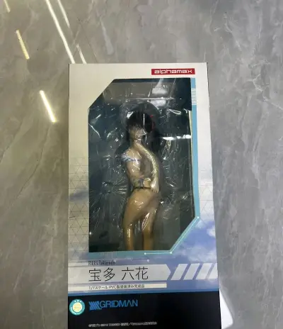 挖煤姬切到的宝多六花手办也太绝了！温柔气质拉满，神态和发型还原度超高，服饰褶皱与光泽感细节精致，造型自然耐看，摆柜超吸睛，收藏感直接拉满～