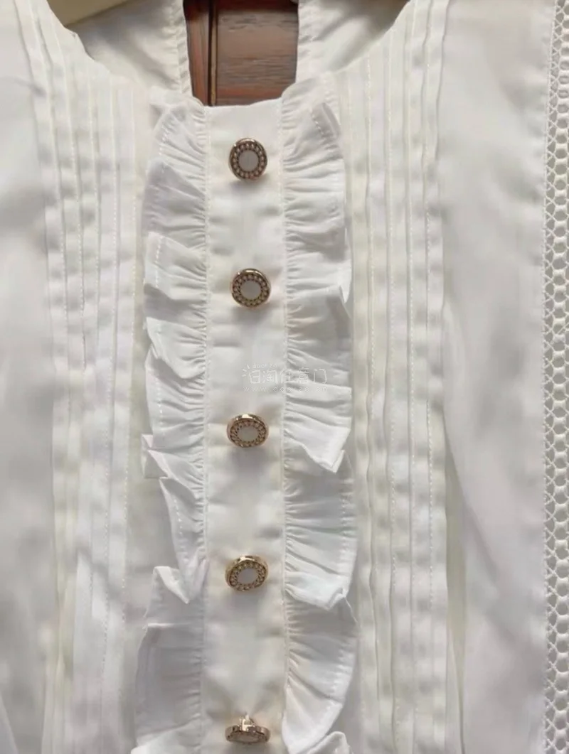 终于入手了心心念念的新品连衣裙，全新未使用的状态超棒，面料质感和版型都完全在线，上身温柔又显气质。平台物流很给力，国际运费划算，打包也很用心，全程购物体验超顺畅，已经是多次回购的老粉啦，会一直支持！