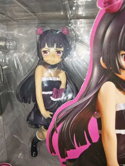 挖煤姬切到的GSC黑猫粘土人 (#144) 也太萌了！Q版五更琉璃完美还原，哥特萝莉装超精致，三种傲娇表情随心换。配件超丰富：猫耳、尾巴、同人本、DVD盒，能摆经典Uma Uma dance。和桐乃粘土人组CP，互动感拉满，俺妹情怀党必入！