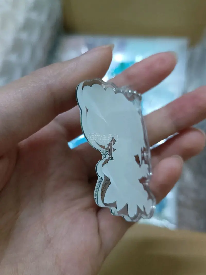 日谷亚克力少有的双面覆膜且家产印刷，好感动终于不用担心柄图会被蹭掉的问题了……大亚克力板非常美丽好喜欢，快递打包依旧很扎实，填满了气泡纸安全送达