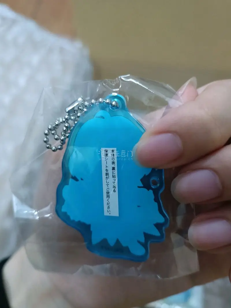 日谷亚克力少有的双面覆膜且家产印刷，好感动终于不用担心柄图会被蹭掉的问题了……大亚克力板非常美丽好喜欢，快递打包依旧很扎实，填满了气泡纸安全送达