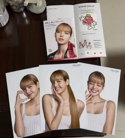 明信片薄薄一张也能安全下车！斯国一捏
包得好好，平台合并打包得也很严实，恁大一个纸箱?气泡袋也放了很多～