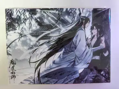 依然是魔道祖师的谷子，框画的状态保持的很好，没有钉子没有生锈，海报好大一张啊，是放大的美貌，竹蜻蜓寄过来的，速度也很快，运费也很便宜，下次还切