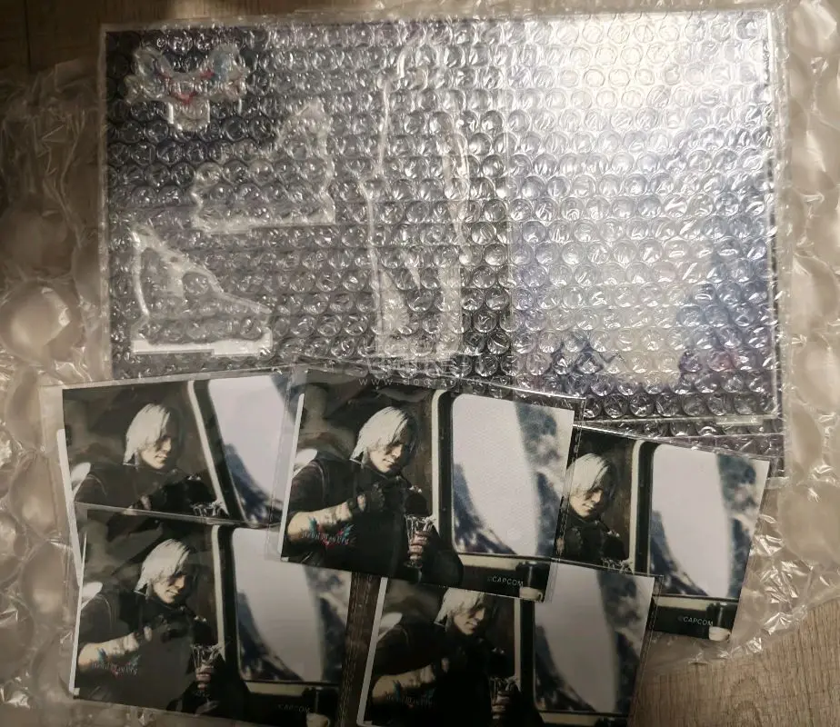 把三月在挖煤姬蹲到的立牌和眼镜布合发了！走的ems，没有选择拆除包装也没有额外加固了，到手是规规整整一箱有做一定防水。东西齐全，就这个切煤爽