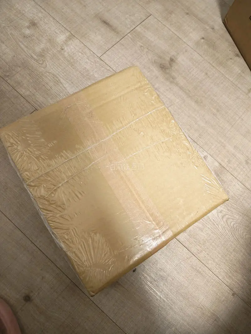 把三月在挖煤姬蹲到的立牌和眼镜布合发了！走的ems，没有选择拆除包装也没有额外加固了，到手是规规整整一箱有做一定防水。东西齐全，就这个切煤爽