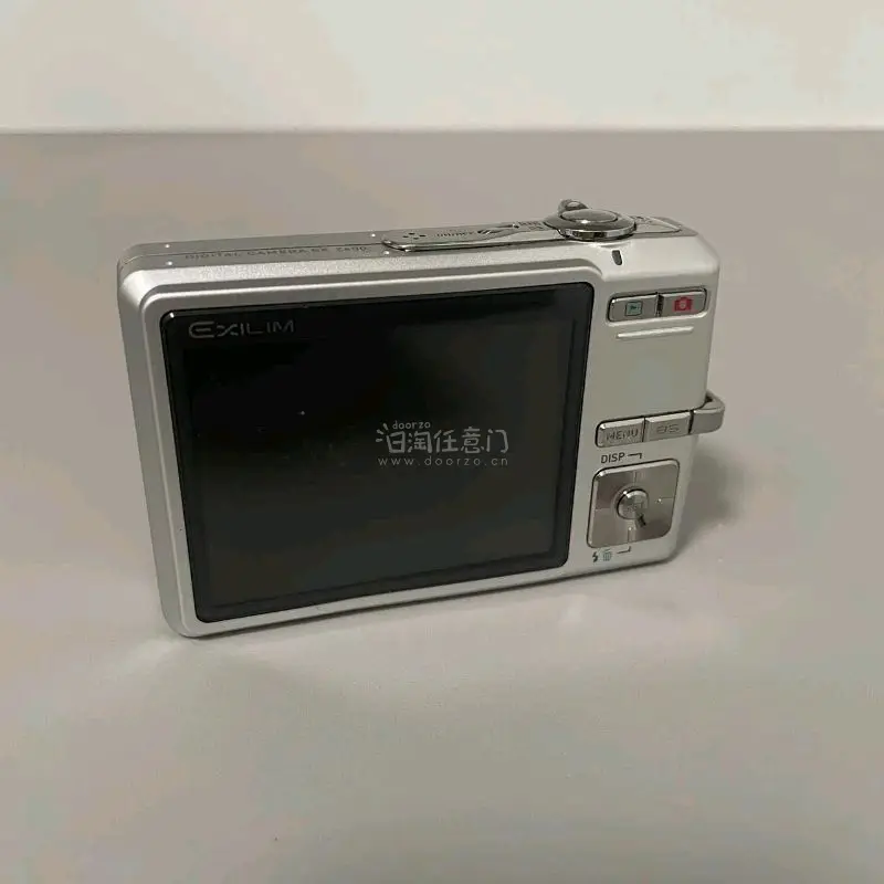 第一次淘ccd，看到成色不错激情下单，走的ems，但这次真的有点慢了，但还能接受，商家很好，送了内存卡和一个装相机小包，这次使用了议价，卖家很爽快，用挖煤姬操作也很方便！
