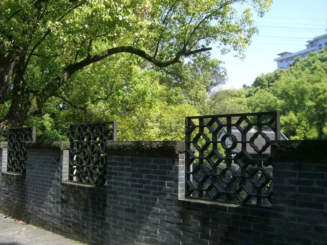 第一次淘ccd，看到成色不错激情下单，走的ems，但这次真的有点慢了，但还能接受，商家很好，送了内存卡和一个装相机小包，这次使用了议价，卖家很爽快，用挖煤姬操作也很方便！
