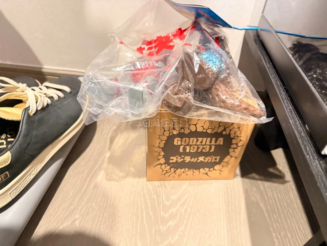 第一百七十七单也到货了。一个大怪兽对决套装的奥特曼和贝母拉，另外还有一个全新的deforeal限定款。东西都很不错。