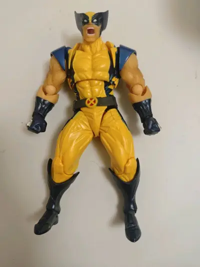 本次分享的是漫威金刚狼，这款造型参考漫画样式，整体偏壮，比电影形象更夸张，更有张力，感谢挖煤姬让我买到了它