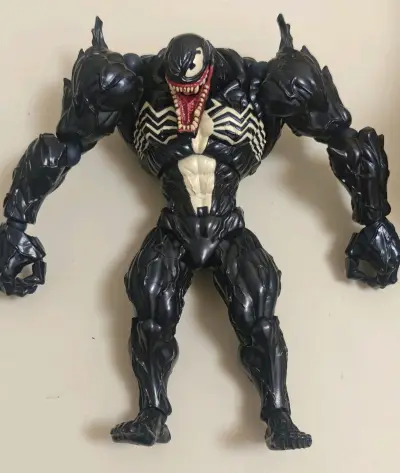 这次分享的又是海洋堂漫威线毒液，这次是散件没有盒子，但是意外的保存不错，漆面很新关节紧实，感谢挖煤姬让我买到了它