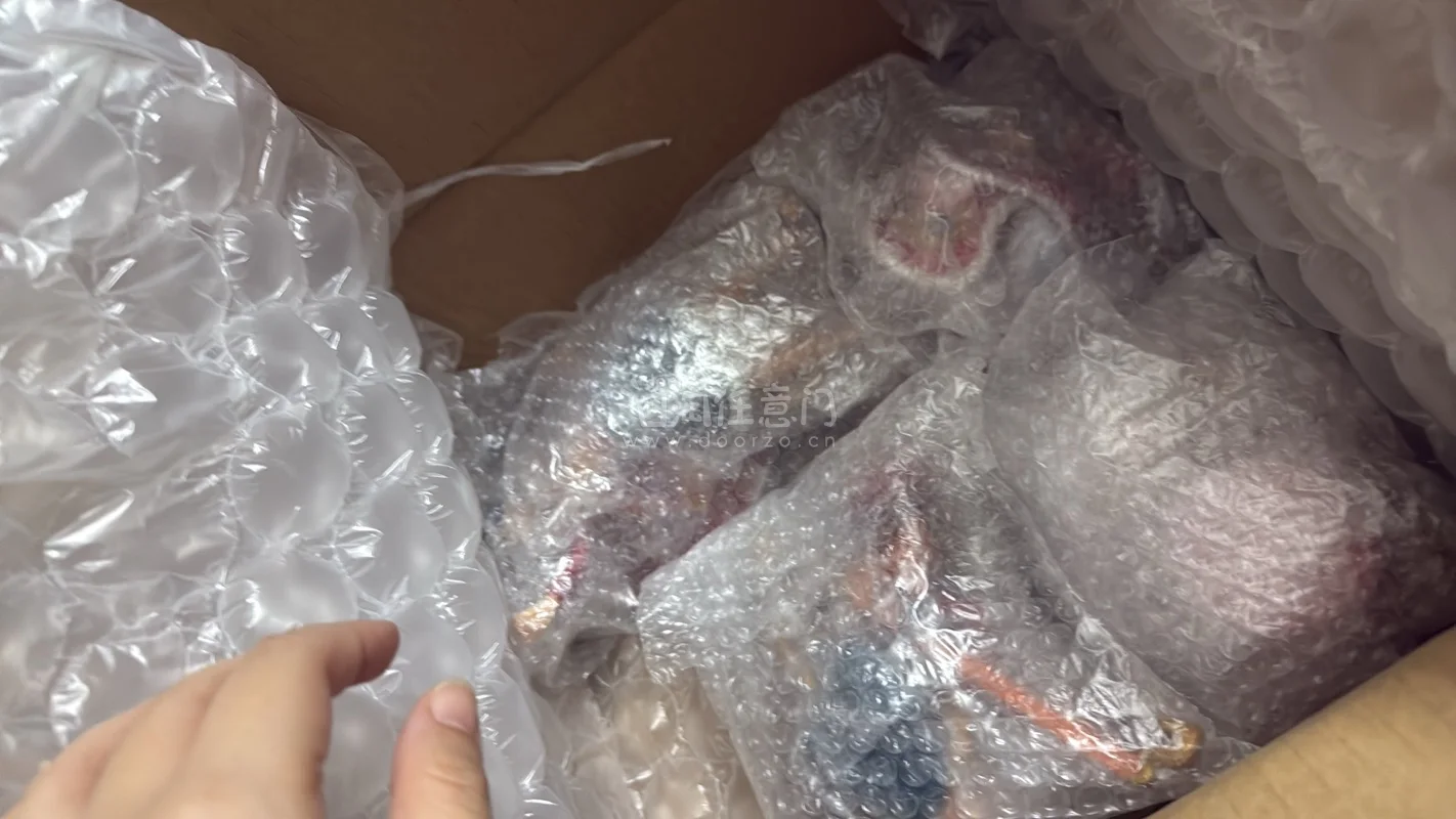 在挖煤姬上购物很方便，很多品种选择，可选到心仪的物品，这次买到了p社绝版迷你大头金佛，还是原袋的，很难得，还有老物pop和dxf