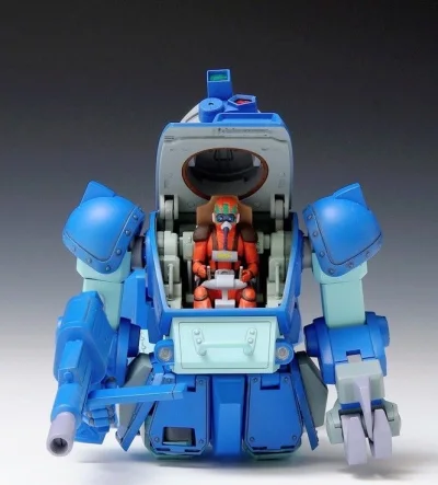 带駕駛艙版本，太惊喜了，完成度非常高，完全不用胶水，拼就完事了，拼胶快樂感滿滿，分色也十分到位，就是小人要手塗一下下