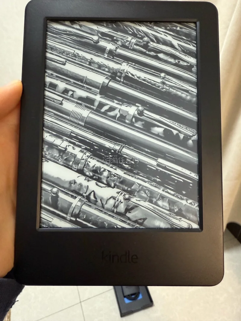 Kindle7，我一开始以为是热门款KW3，到时候发现是7代。但是机子特别特别特别新，外包装都在原装数据线，也，在没有一点使用痕迹，价钱也很好，而且反应也很快，就是不带背光而已推荐