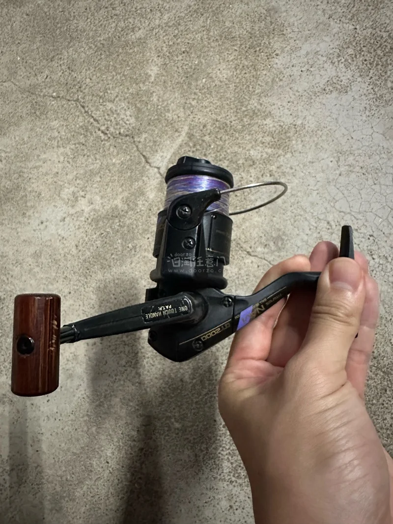 收到了渔具，上手很好，成色很新，虽然是老款，但是用起来真的不错，淘到好物，而且选择的海运方式，一个月都不到就收到，通关速度挺快，我还是很满意了，买了加固服务，包装的很严实，里面的物品没有破坏，满意挖煤姬的速度，服务好，客服回复的很有耐心，挖煤姬推荐使用，不过要自己看...