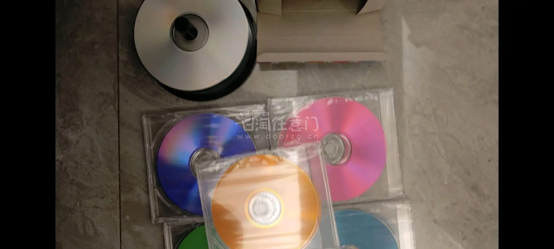 再次在挖煤姬买到了很便宜的CD-R，还是美国生产的
整体没破损，盘还是完好的！太惊喜了，十几块钱就能买到咸鱼买不到的盘，颜值也在线