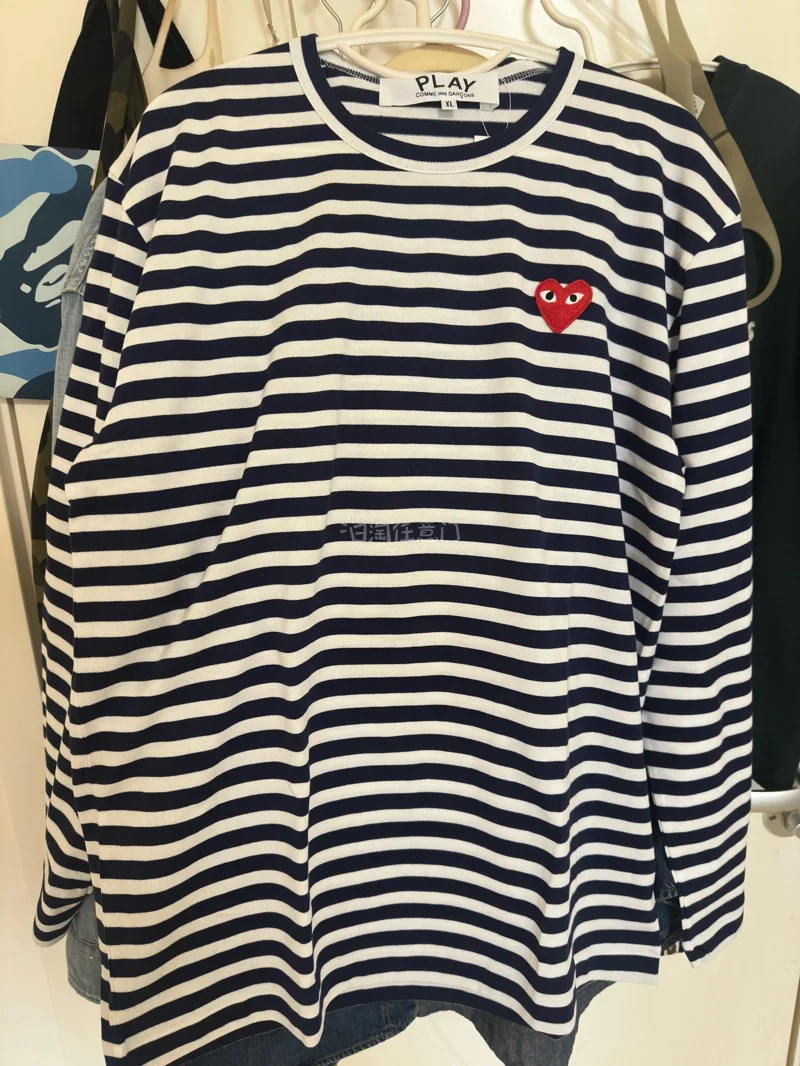 买到了CDG PLAY的蓝白格长袖T恤 价格非常美丽 比国内平台便宜一半 竹蜻蜓运费也超级便宜 35元运费后面还退了4元 等于31块钱到手 由于只有一件衣服 整体速度比需要合单要快一些 如果审核阶段再快点就完美了 任意门加油?