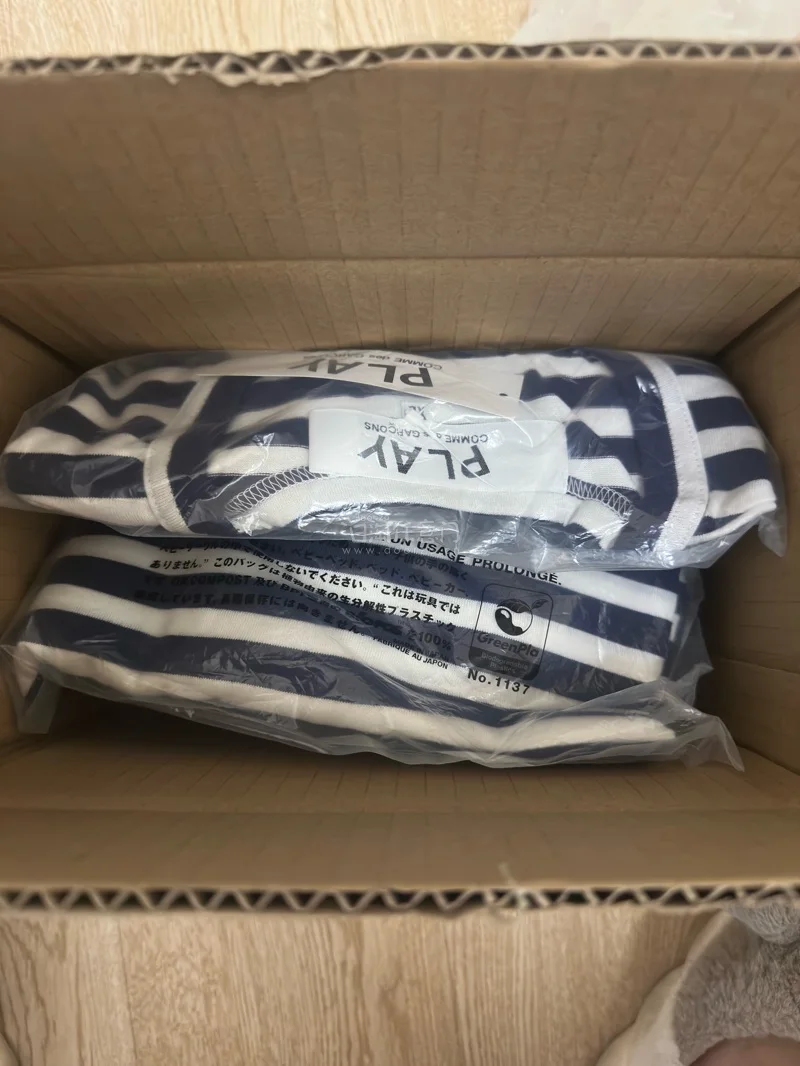 买到了CDG PLAY的蓝白格长袖T恤 价格非常美丽 比国内平台便宜一半 竹蜻蜓运费也超级便宜 35元运费后面还退了4元 等于31块钱到手 由于只有一件衣服 整体速度比需要合单要快一些 如果审核阶段再快点就完美了 任意门加油?